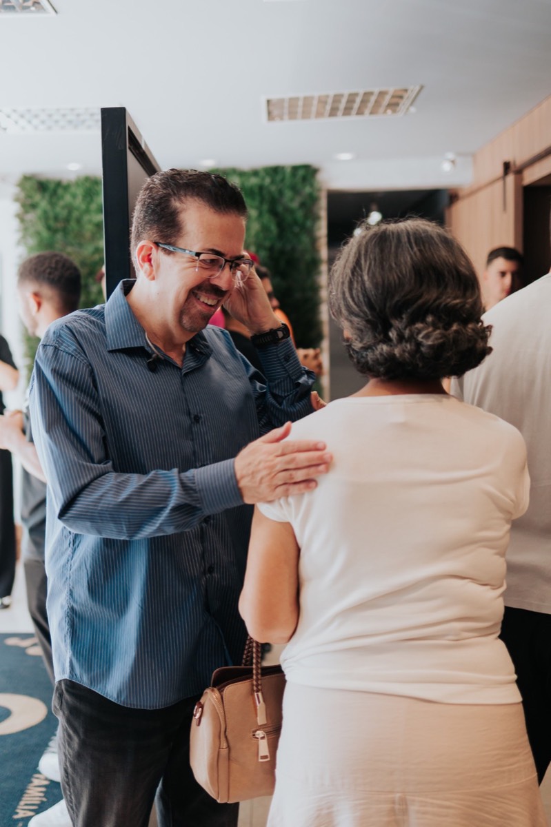 Pastor recebendo uma irmã na entrada da igreja