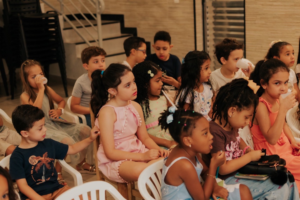 Crianças participando do Kids