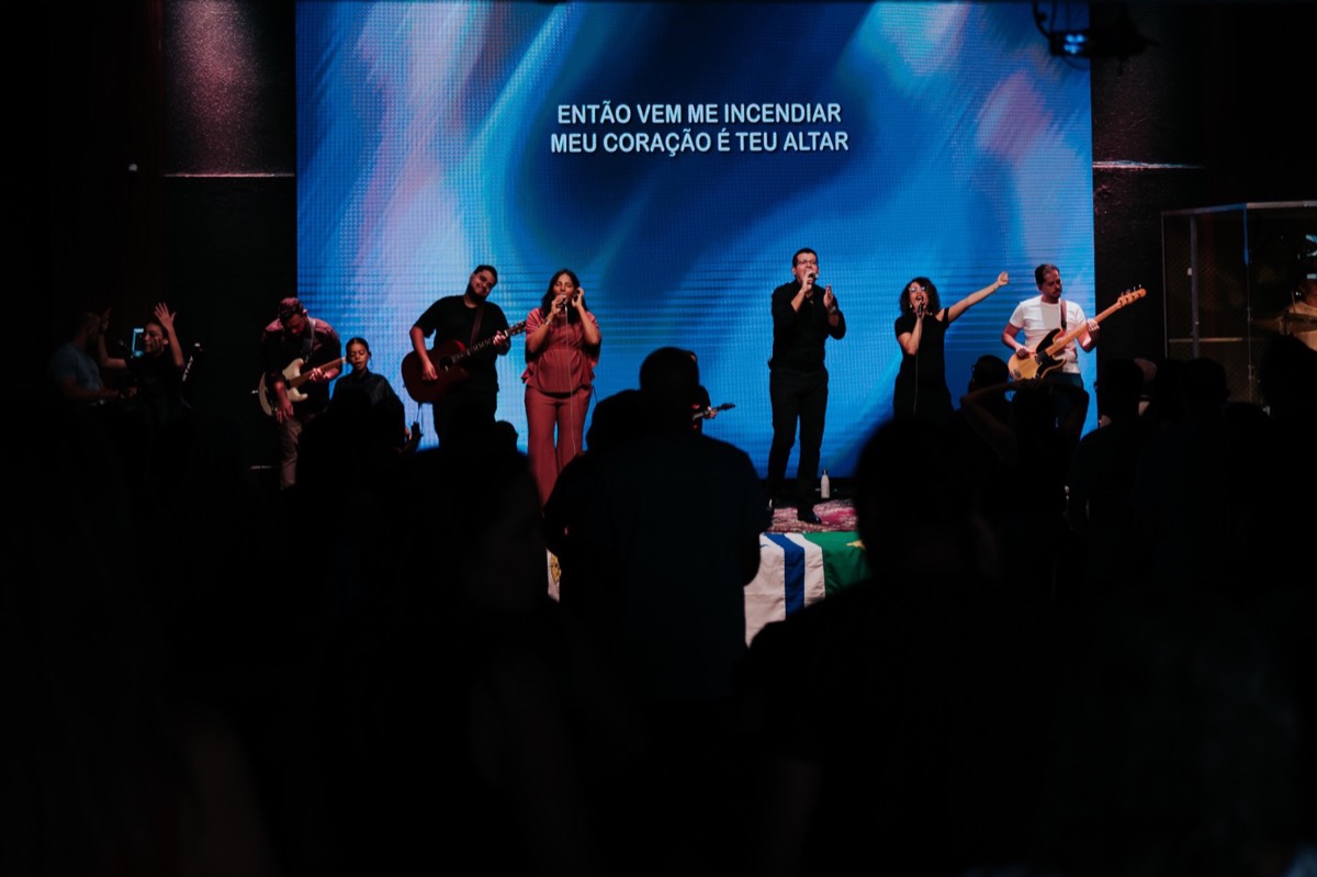 Equipe de louvor ministrando no culto da Central do Barreiro